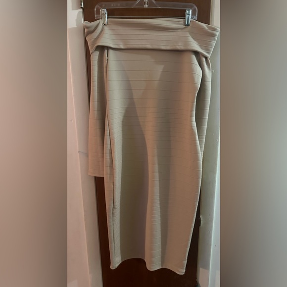 Dresses & Skirts - NWOT Cream Off-The Shoulder Body Con Dress Size XL
